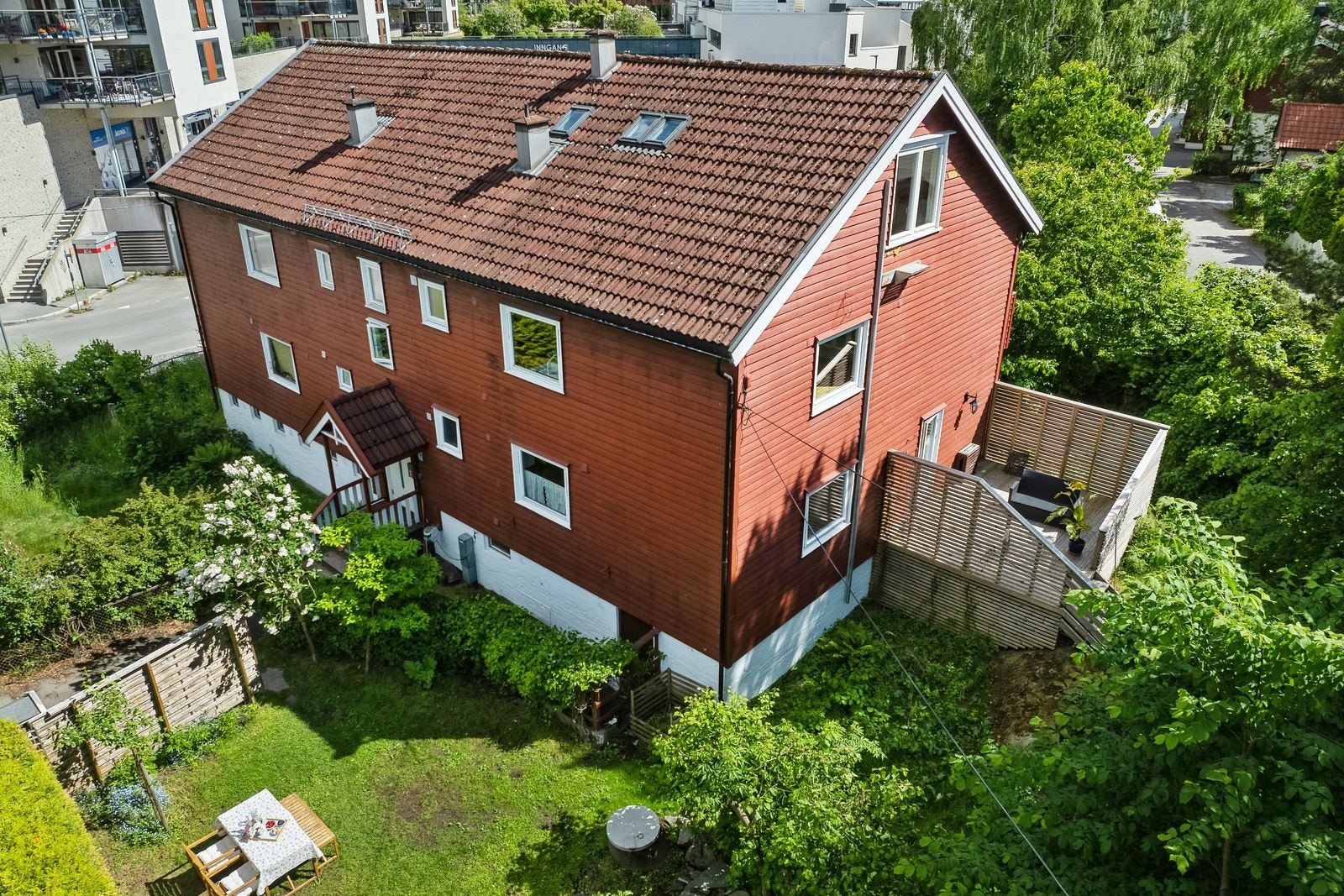 Hyggelig småhus med svært sentral beliggenhet på Nesoddtangen. Galleribilde