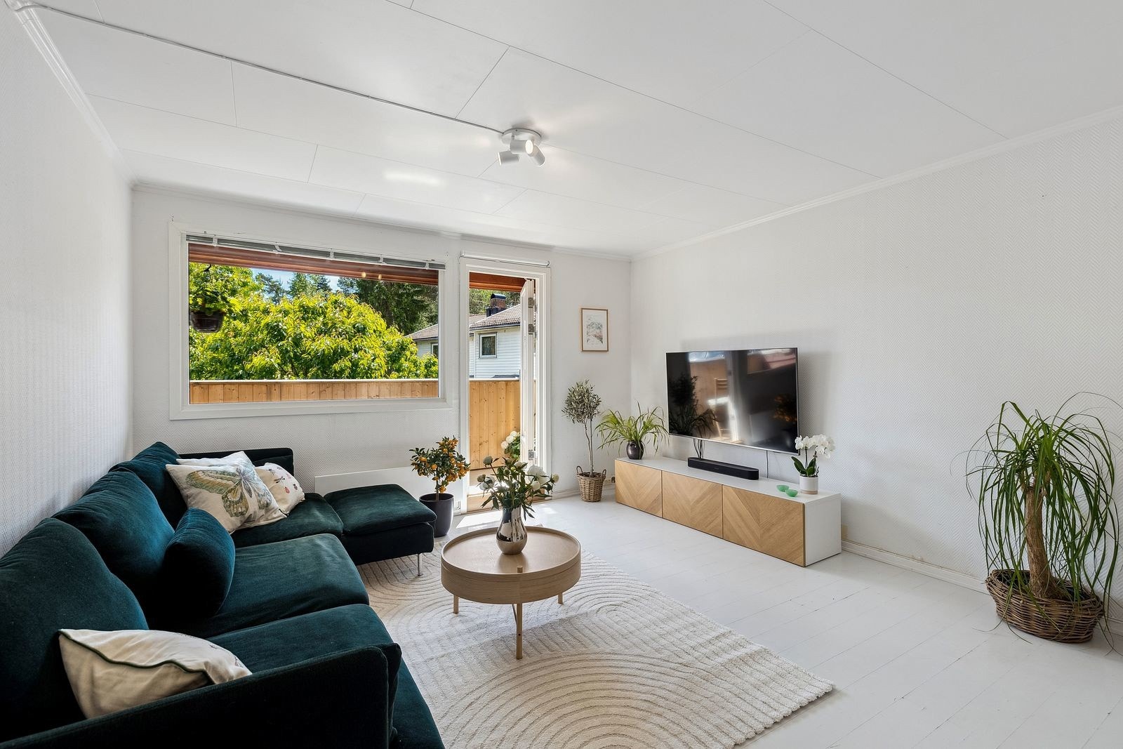 Stuen er romslig og luftig, med store vindusflater som slipper inn rikelig med naturlig lys gjennom hele dagen Galleribilde