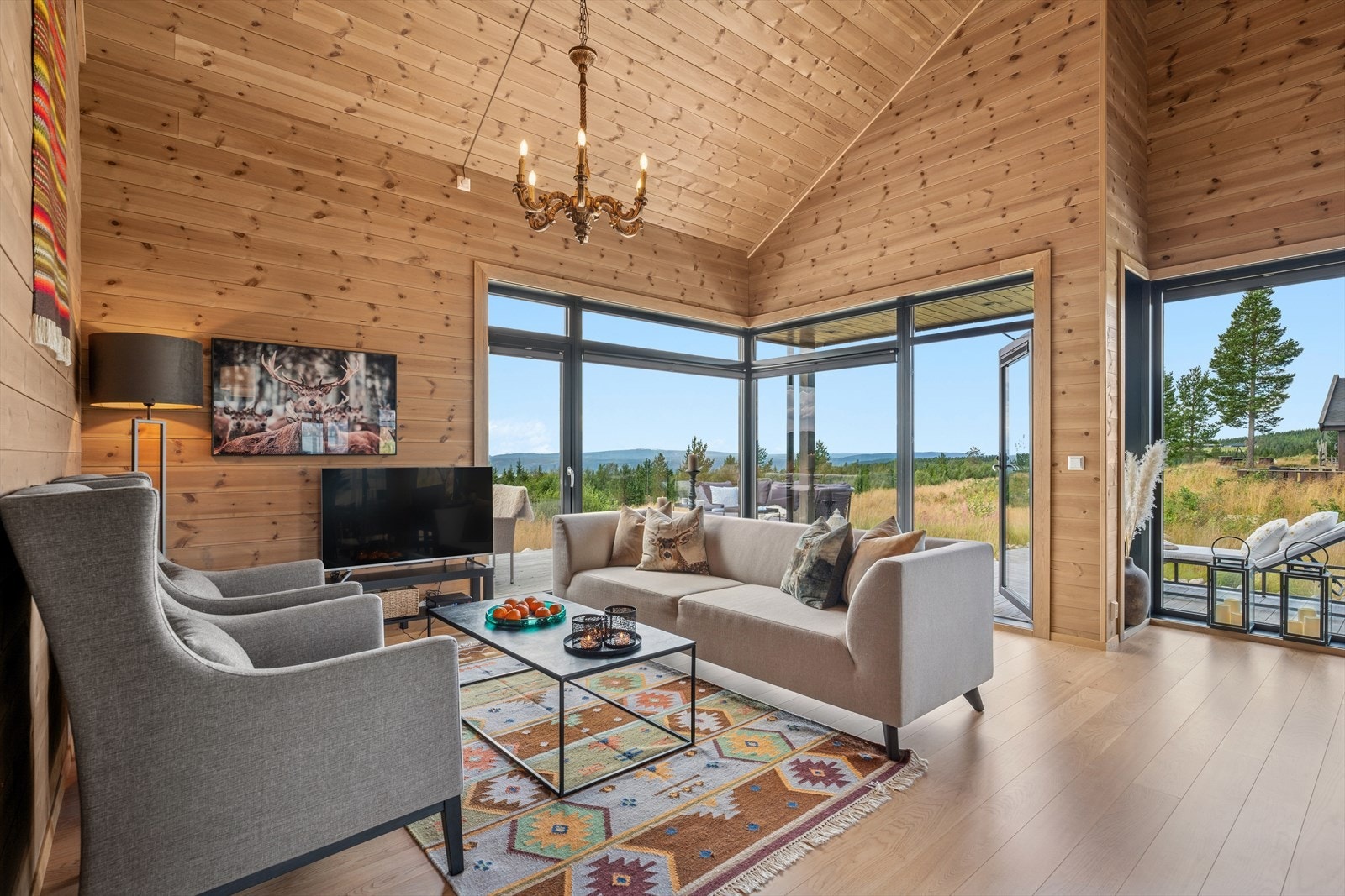 En romslig hytte beliggende på første rad - her får du panoramautsikt over bl.a Randsfjorden, Gaustatoppen, Norefjell med mer! Galleribilde