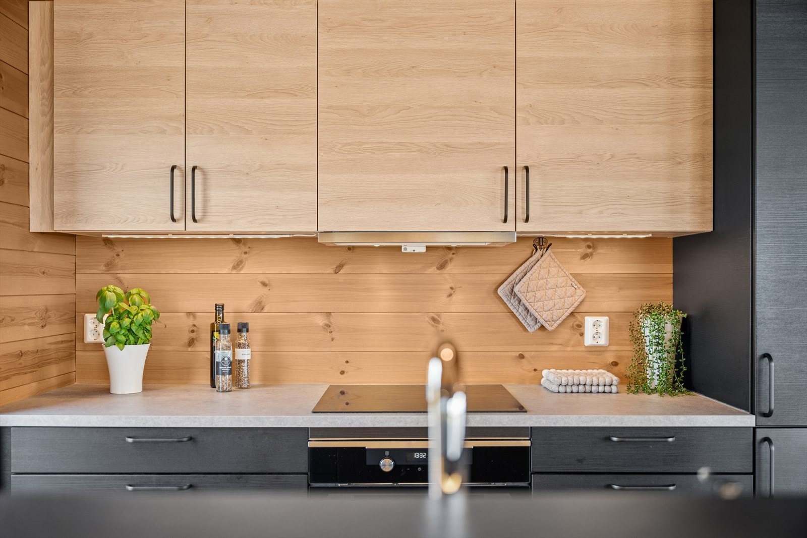 Fra kjøkkenet er det enkelt å kombinerte matlaging med det sosiale - da er det mer stas å være kokk. Galleribilde