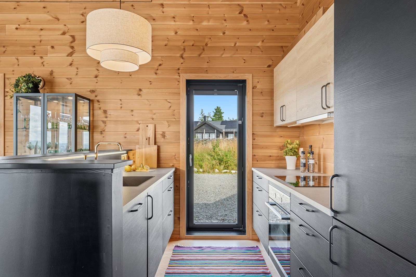 Moderne og lekkert kjøkken med slette fronter og en benkeplate i laminat. Integrerte hvitevarer medfølger i salget. Galleribilde