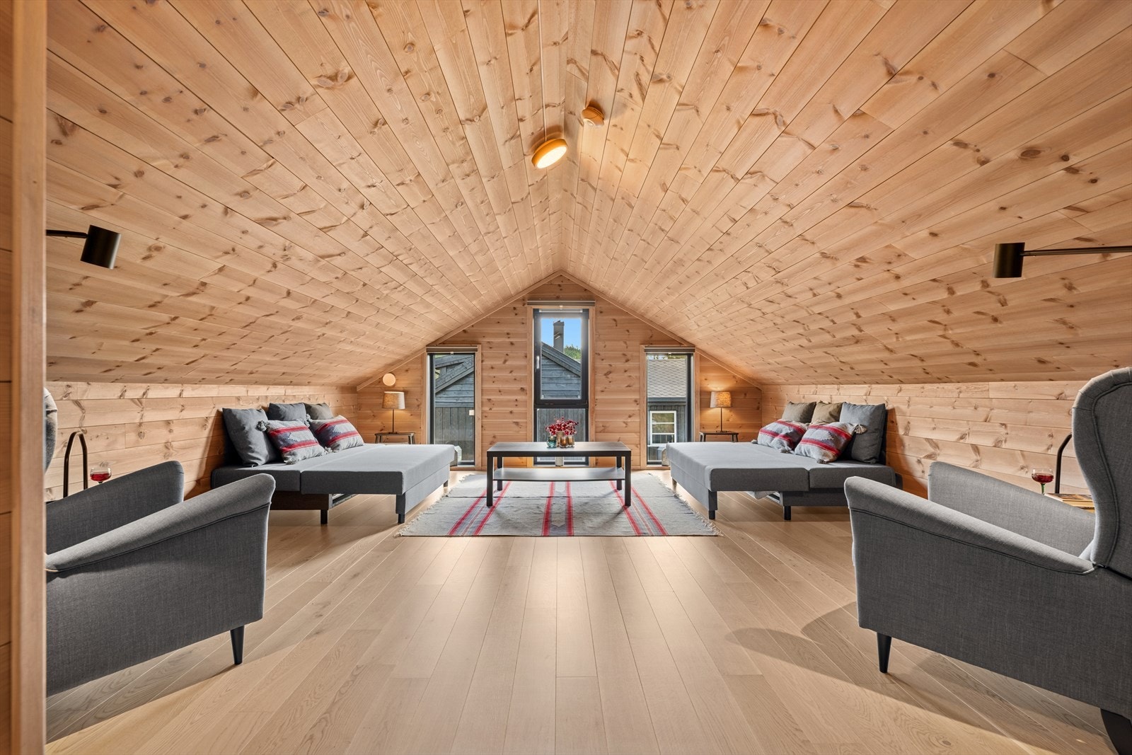 Loftstuen kan brukes både som et ekstra oppholdsrom eller flere overnattingsmuligheter - alt etter behov og ønske! Galleribilde