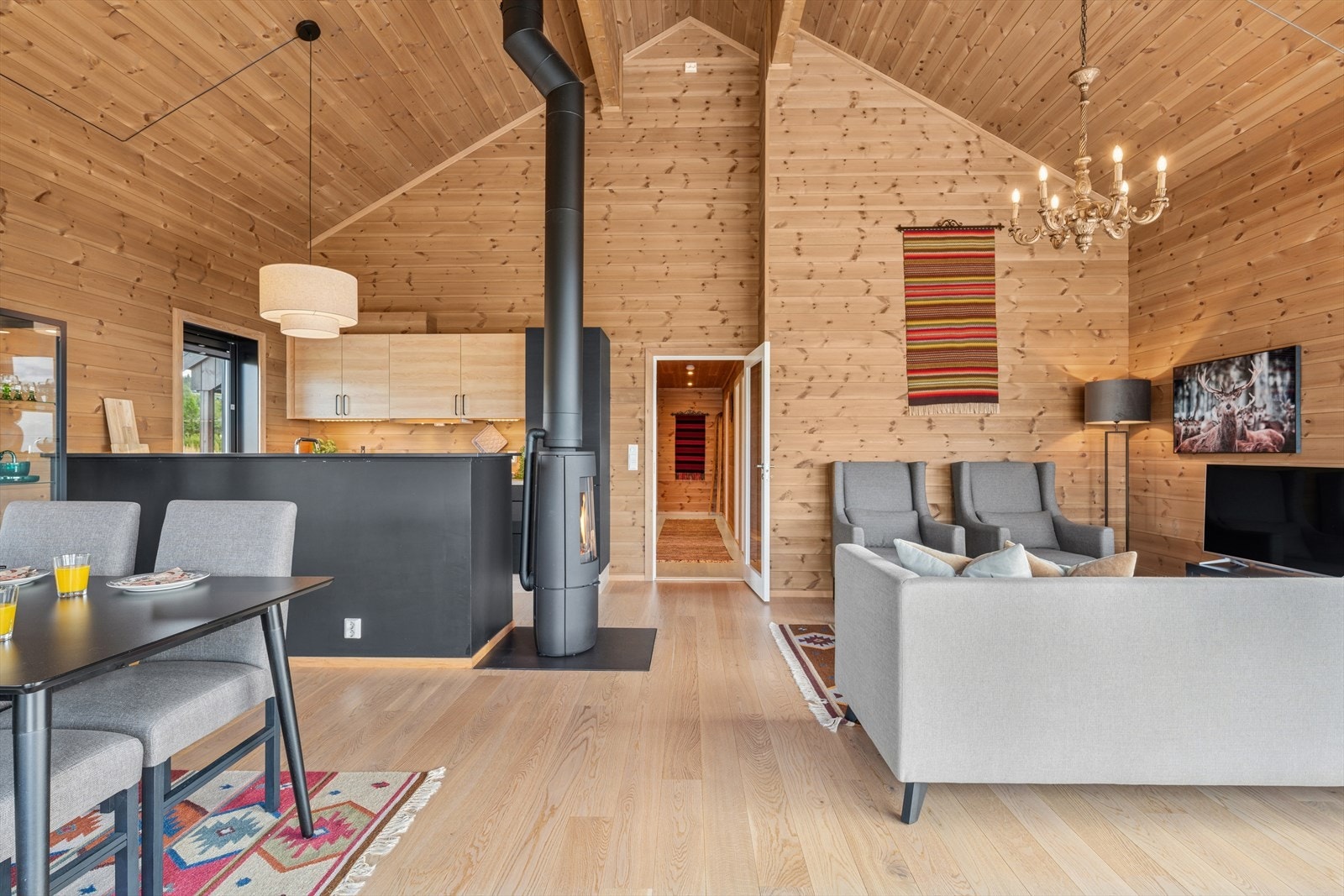 Hytta oppleves som lys og luftig. Og med en takhøyde på hele 4,94 m. Galleribilde