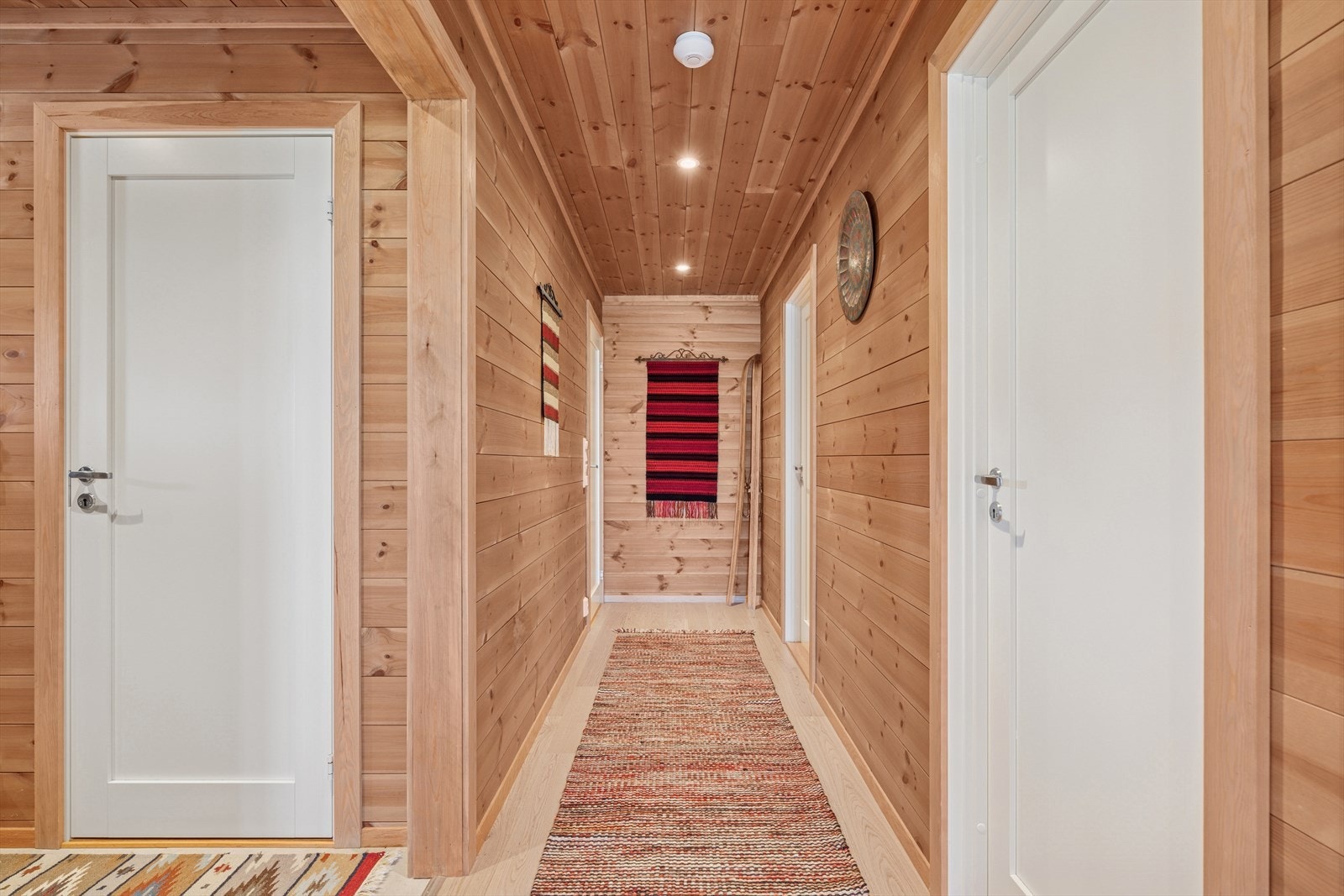 Mellomgangen tar deg videre til 3 soverom og bad. På venstre side er det gjestetoalett. Galleribilde