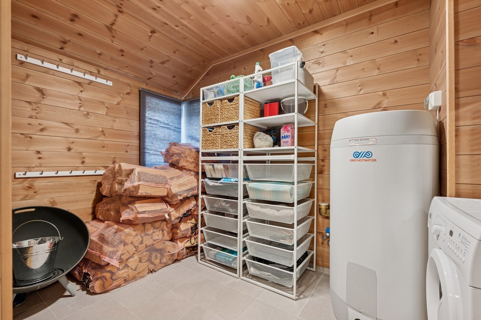 Teknisk rom og vaskerom, rommet ligger strategisk plassert like ved inngangspartiet, samt egen ytterdør inn til rommet. Galleribilde