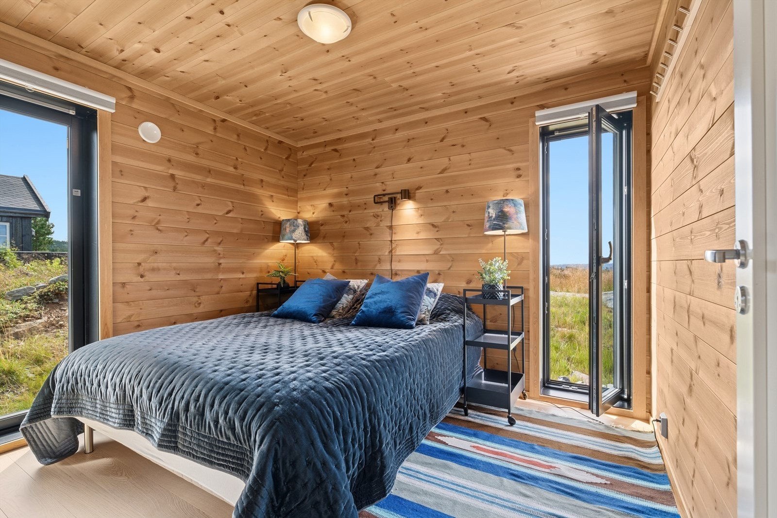 Hovedsoverom. Legg merke til de praktiske vinduene som enkelt kan åpnes som en dør. Galleribilde