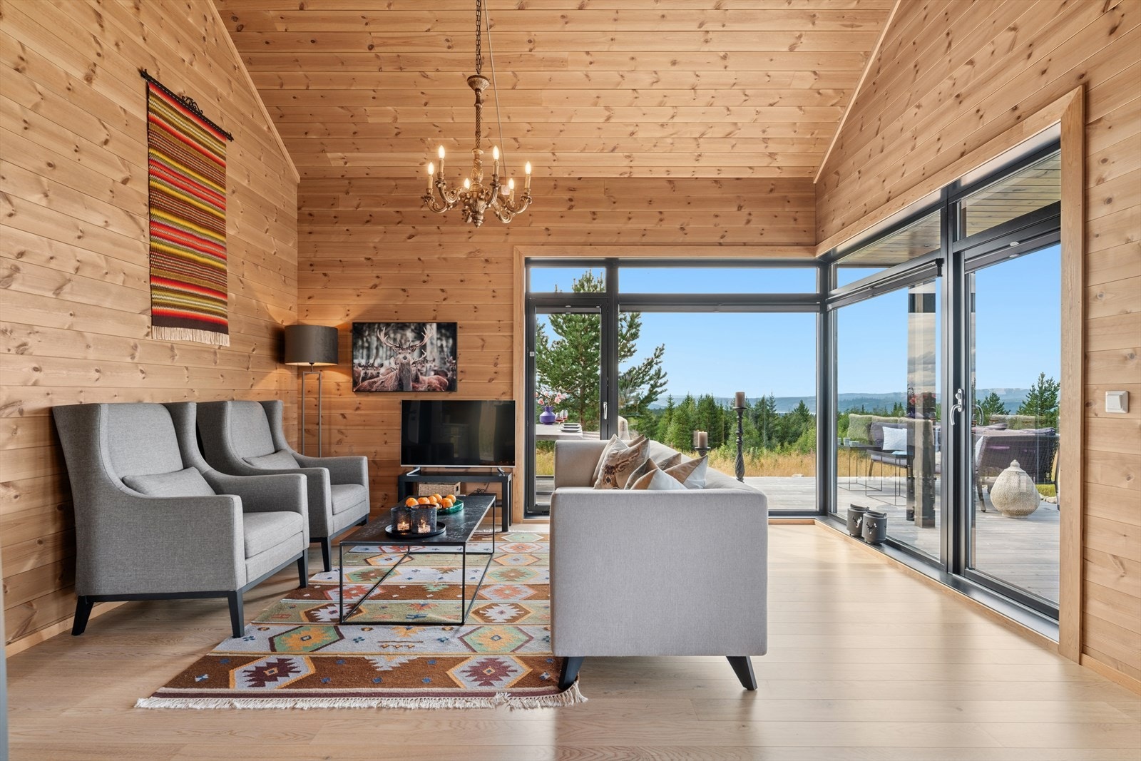 Store og gode vindusflater som byr på en fantastisk utsikt, her kan du skimte Gaustadtoppen i det fjerne! Galleribilde