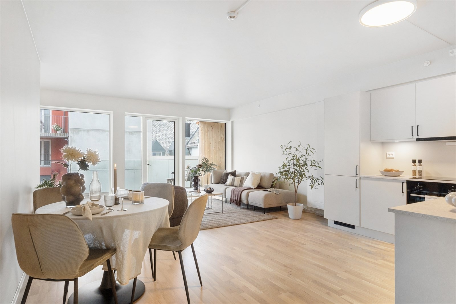 Store vindusflater gir mye naturlig lys Galleribilde