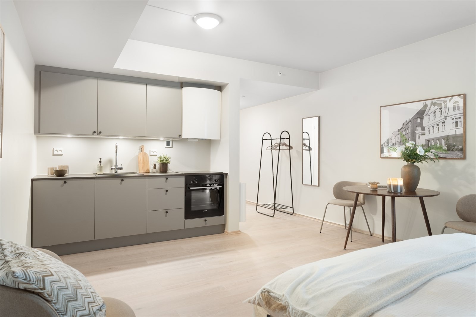 Gjesteleiligheten har pent kjøkken med integrerte hvitevarer Galleribilde