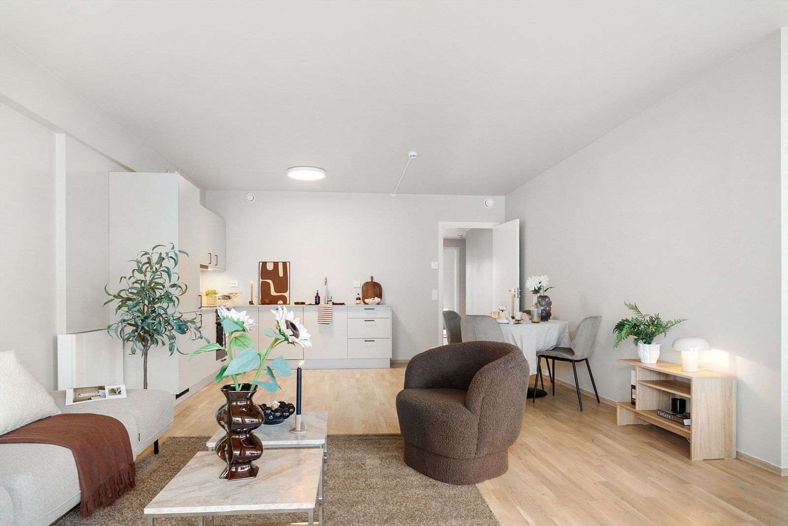 Gode møbleringsmuligheter til stor sofagruppe og stort spisebord Galleribilde