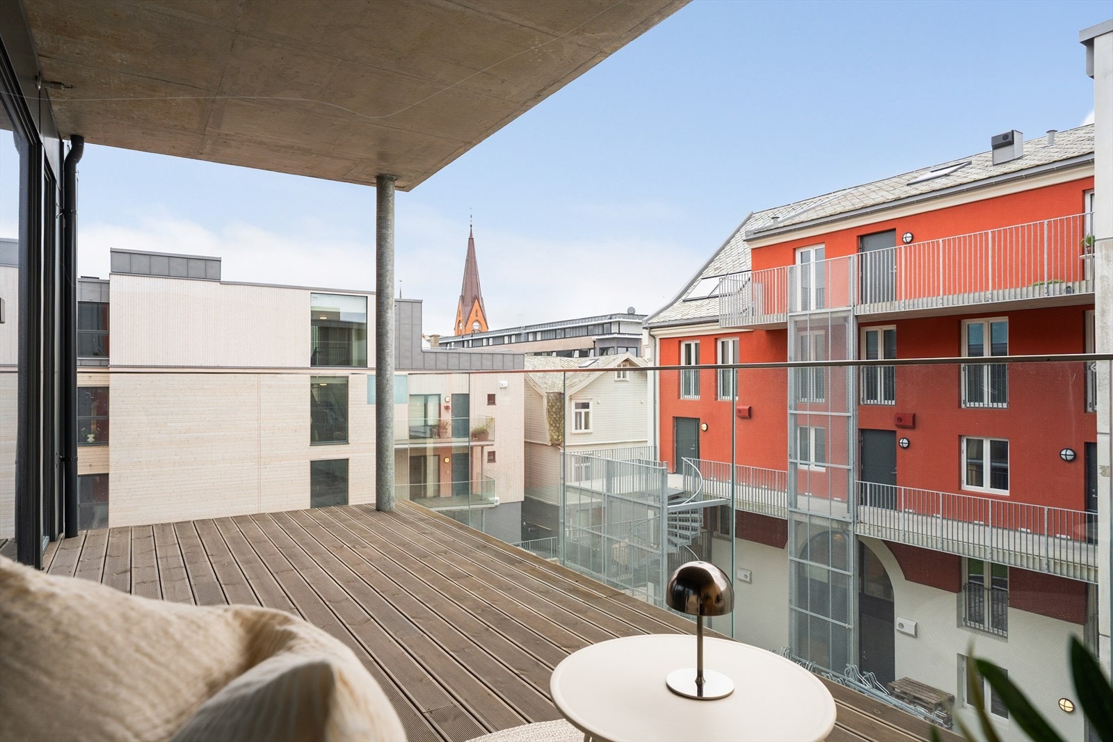 Utgang til stor balkong på 14 m2 Galleribilde