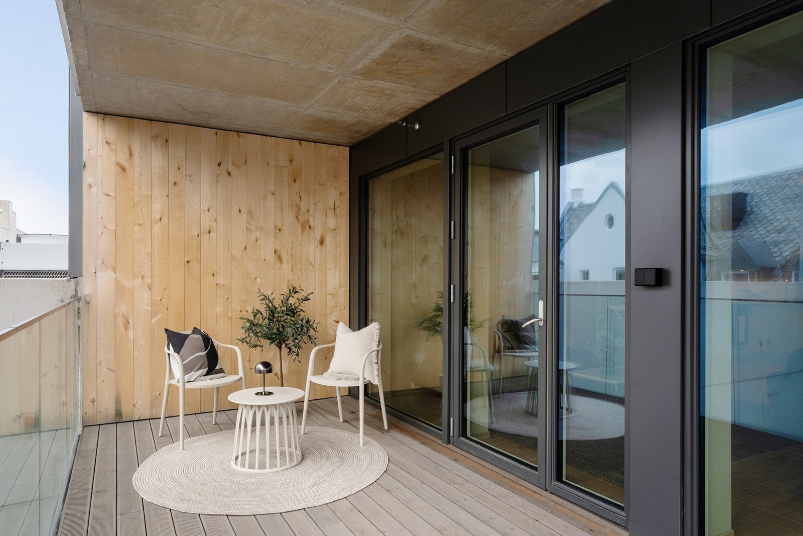 Vestvendt balkong med gode solforhold Galleribilde