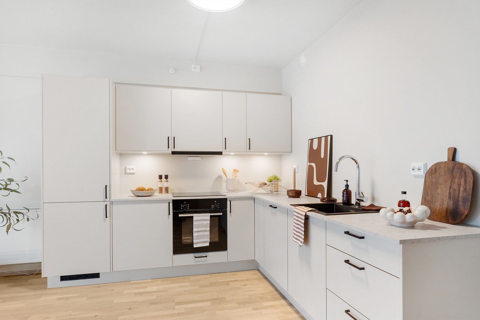 Delikat Straikjøkken med integrerte hvitevarer Galleribilde