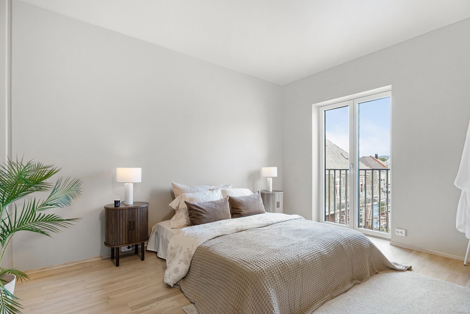 Romslig hovedsoverom med fransk balkong og god plass til garderobeløsninger Galleribilde