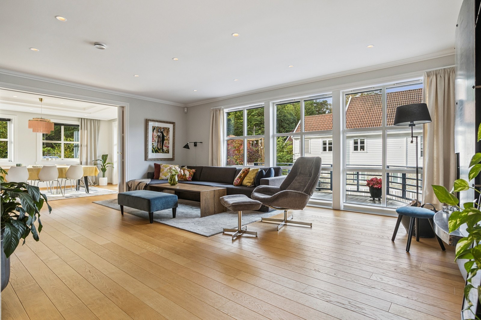 Generøs størrelse på stue, der store vinduer inviterer naturlig lys inn. Galleribilde