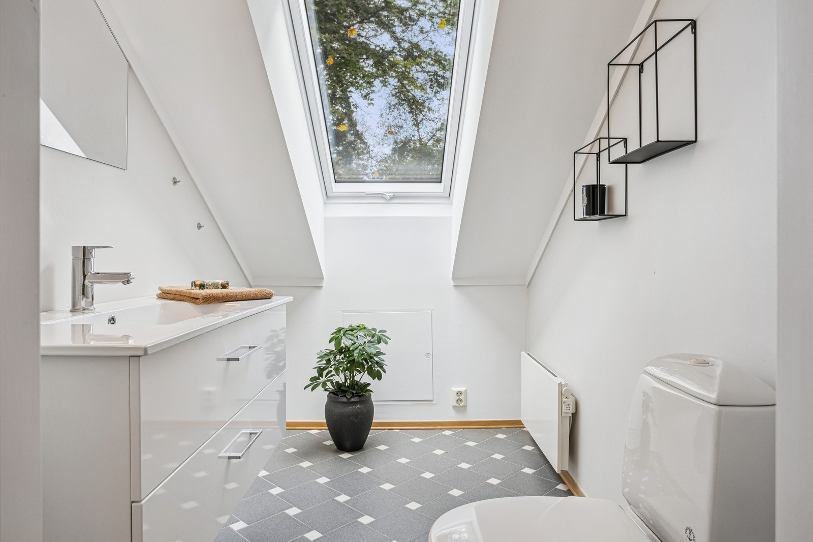 WC oppe med nydelige detaljer i gulvet. Galleribilde