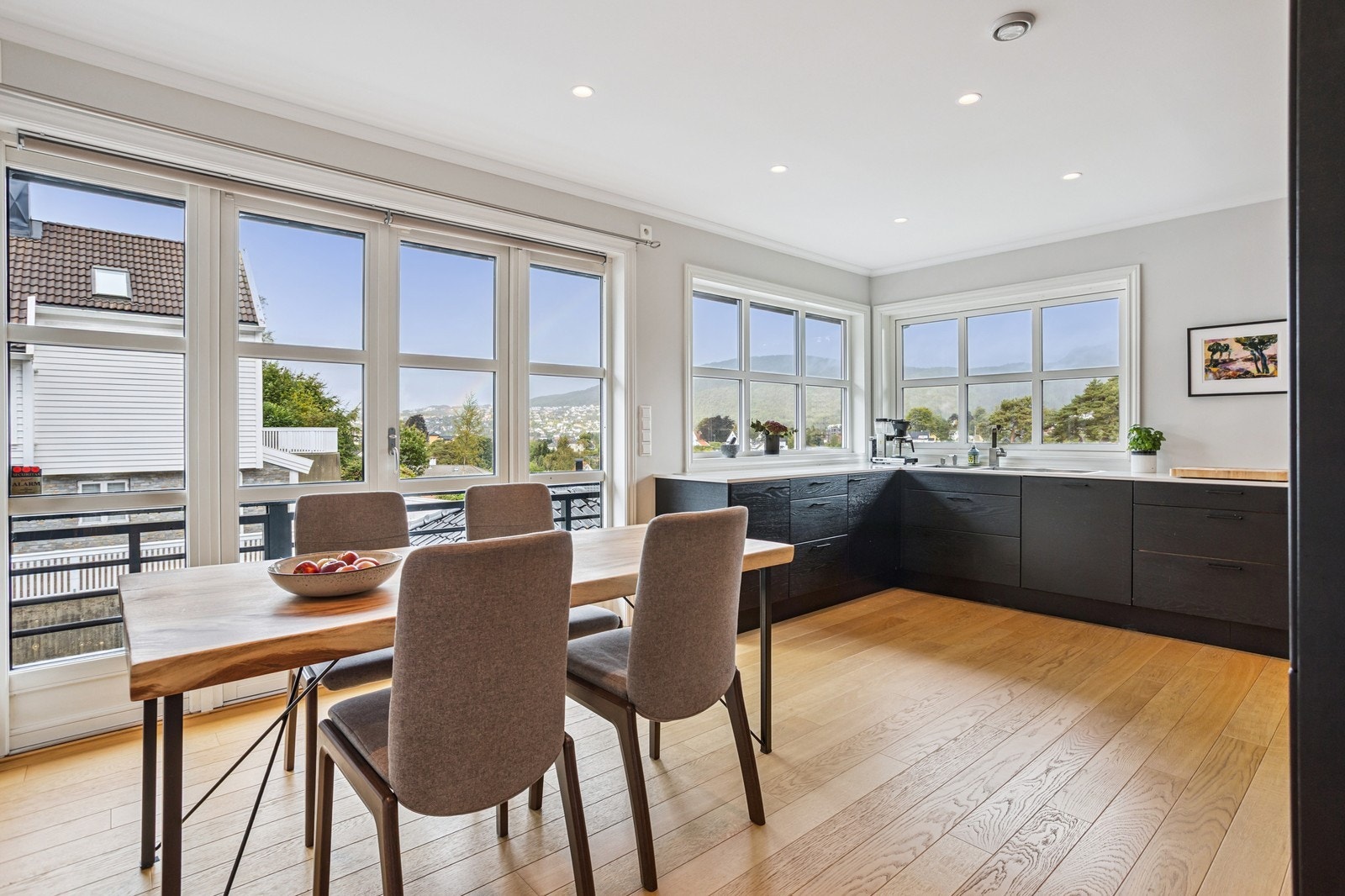 Kjøkken med sittegruppe hvor en ser ut på utsikten. Galleribilde