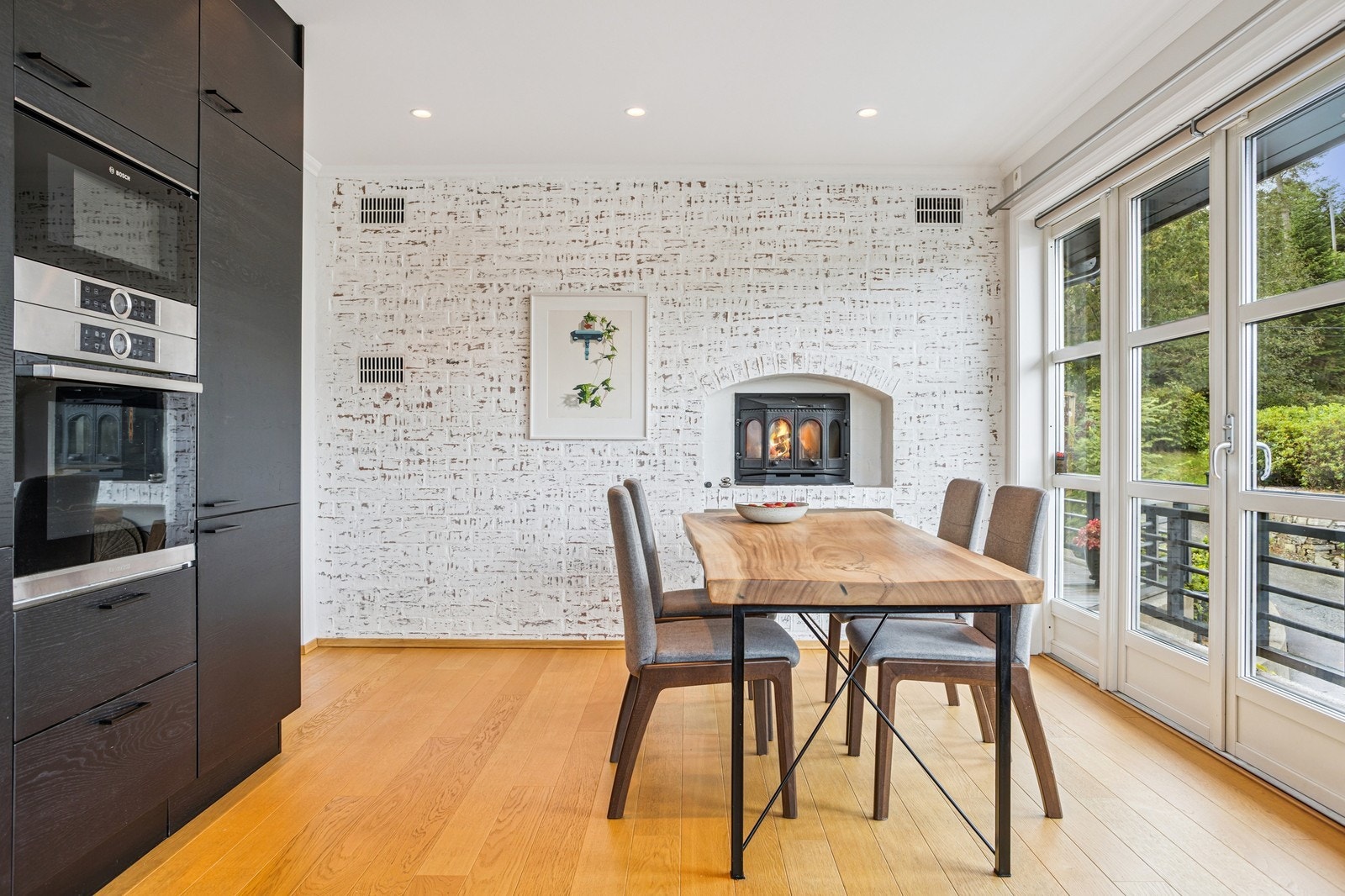 God plass på kjøkkenet, utgang til terrasse. Galleribilde