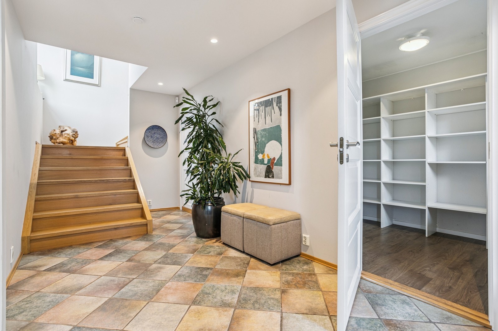 Gang med garderoberom med god plass til yttertøy. Galleribilde