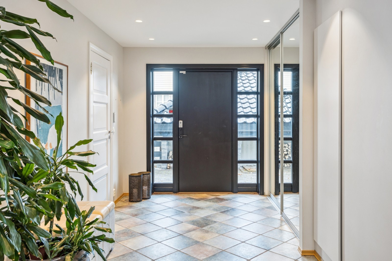 Inngangsparti med garderobeskap til venstre side. Galleribilde