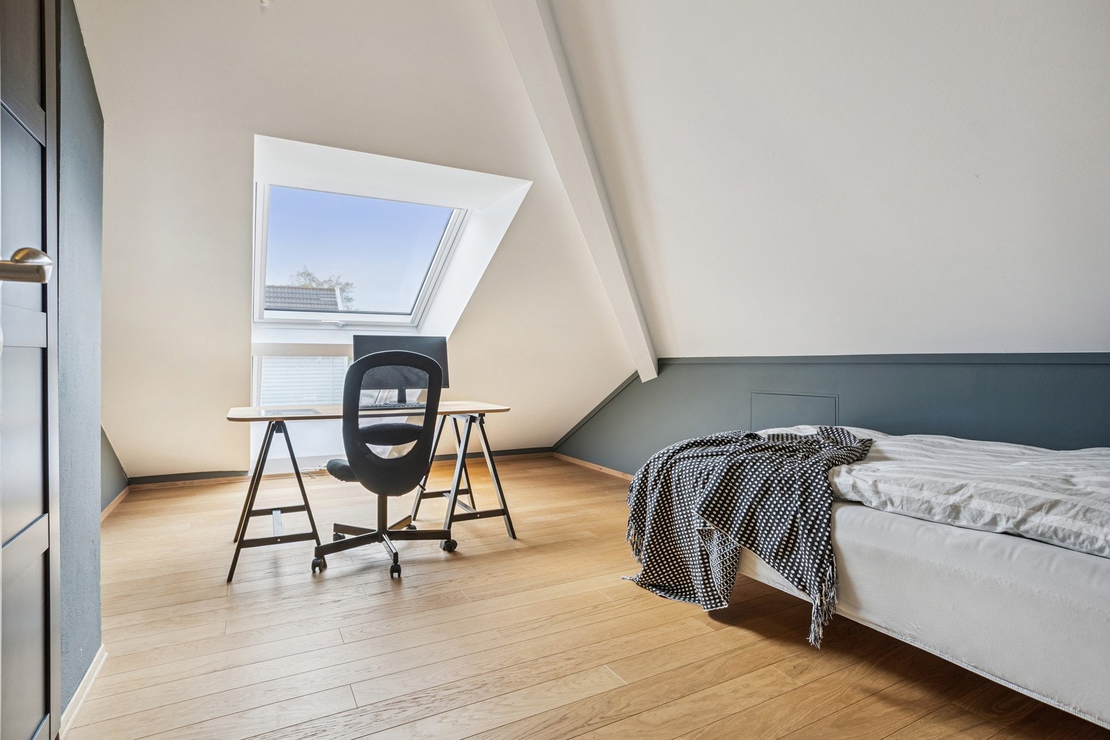 Soverom i overetasjen, god plass til pult og seng. Galleribilde