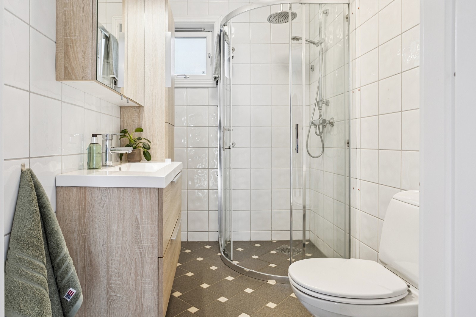 Baderom med dusj, wc, servant og oppbevaring. Galleribilde