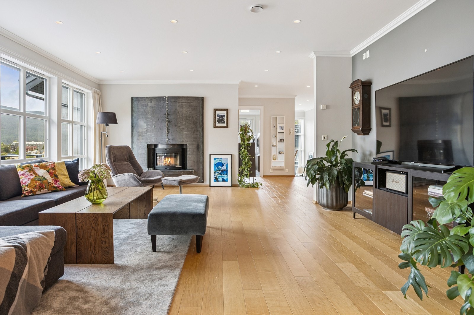 Lysmalte vegger, med peis hvor en kan varme seg i høstværet. Galleribilde