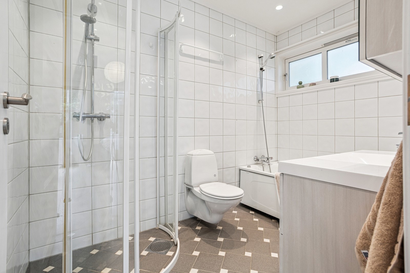 Helfliset hovedbaderom med wc, dusj, servant og badekar. Galleribilde