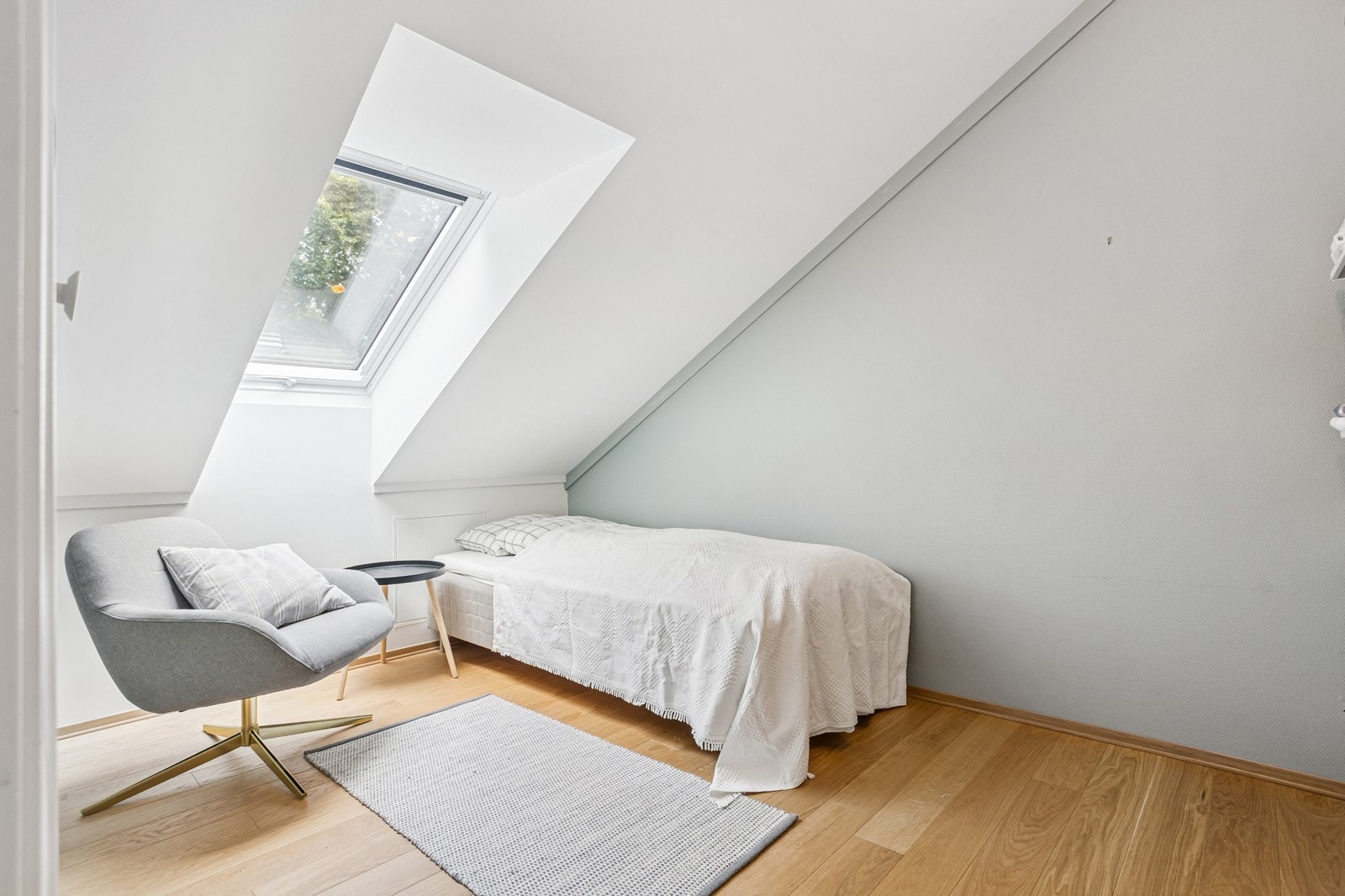 Flott soverom med skråtak, og lyse farger. Galleribilde