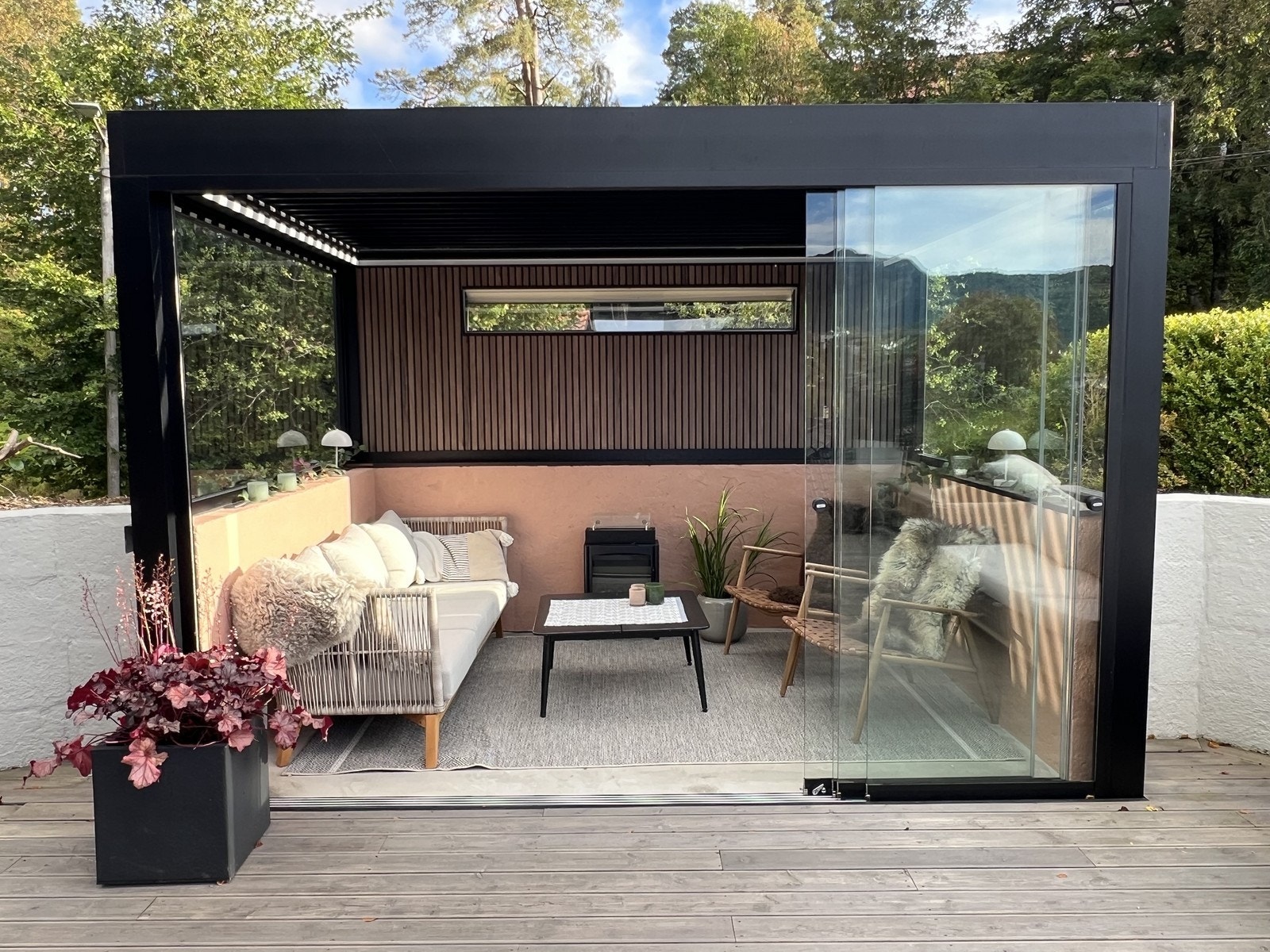 Utestue med glasserte skyvedører. Galleribilde