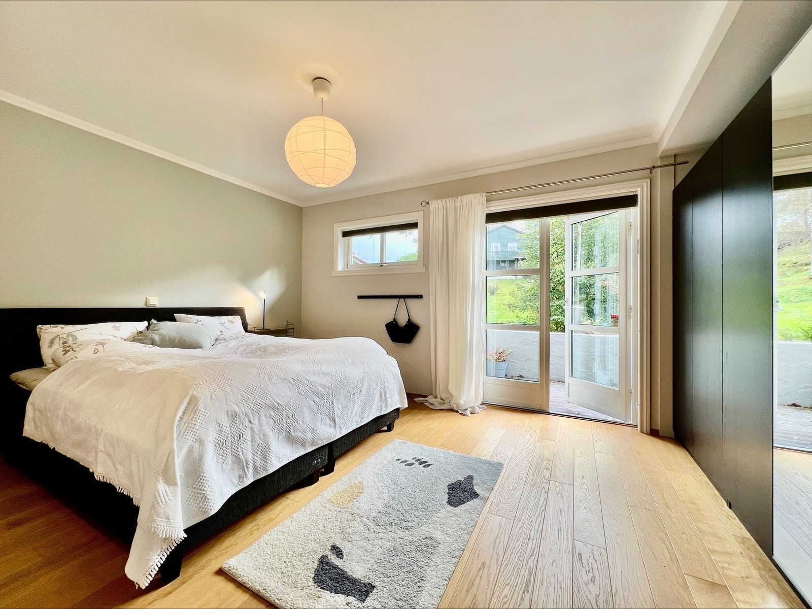 Soverom av god størrelse og utgang til balkong. Galleribilde