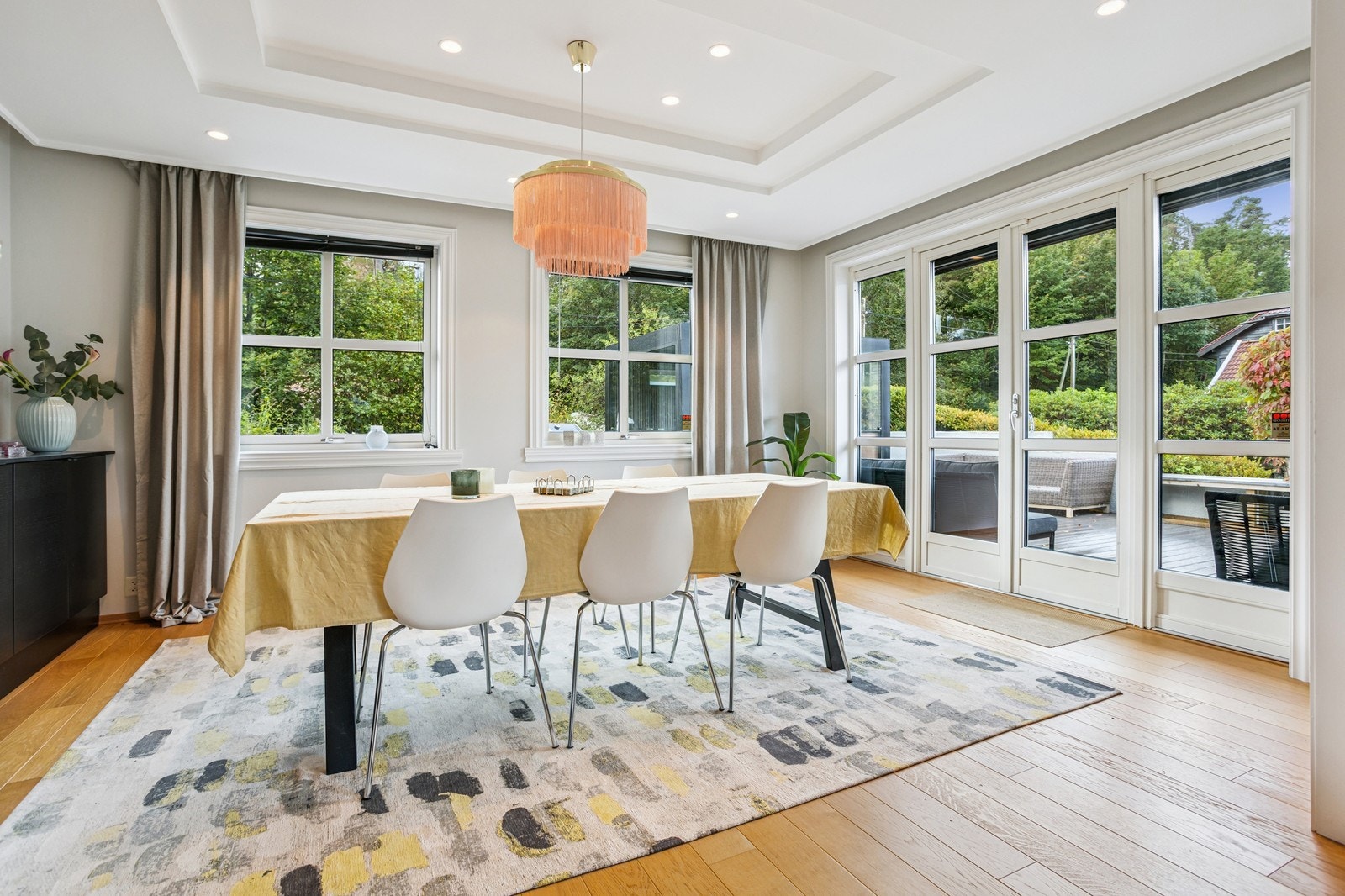 Flott spisestue, hvor det er utgang til terrasse. Galleribilde