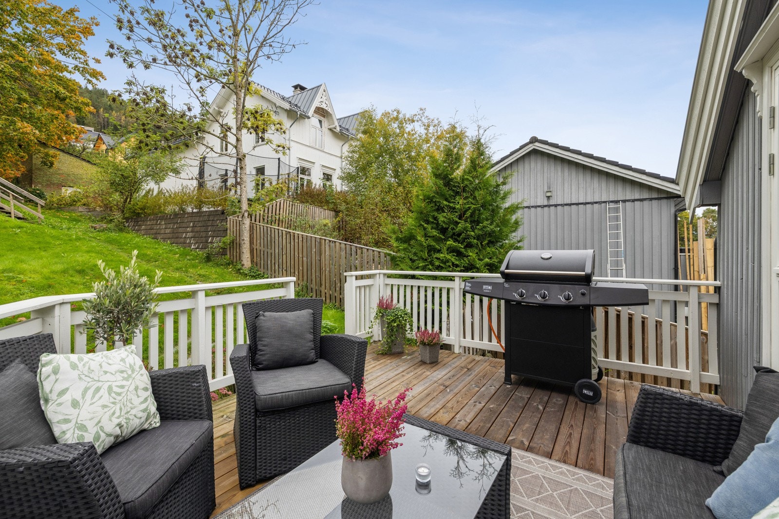 En herlig terrasse med god plass til både sittegruppe og grill - perfekt for sosiale sammenkomster og rolige kvelder. Galleribilde