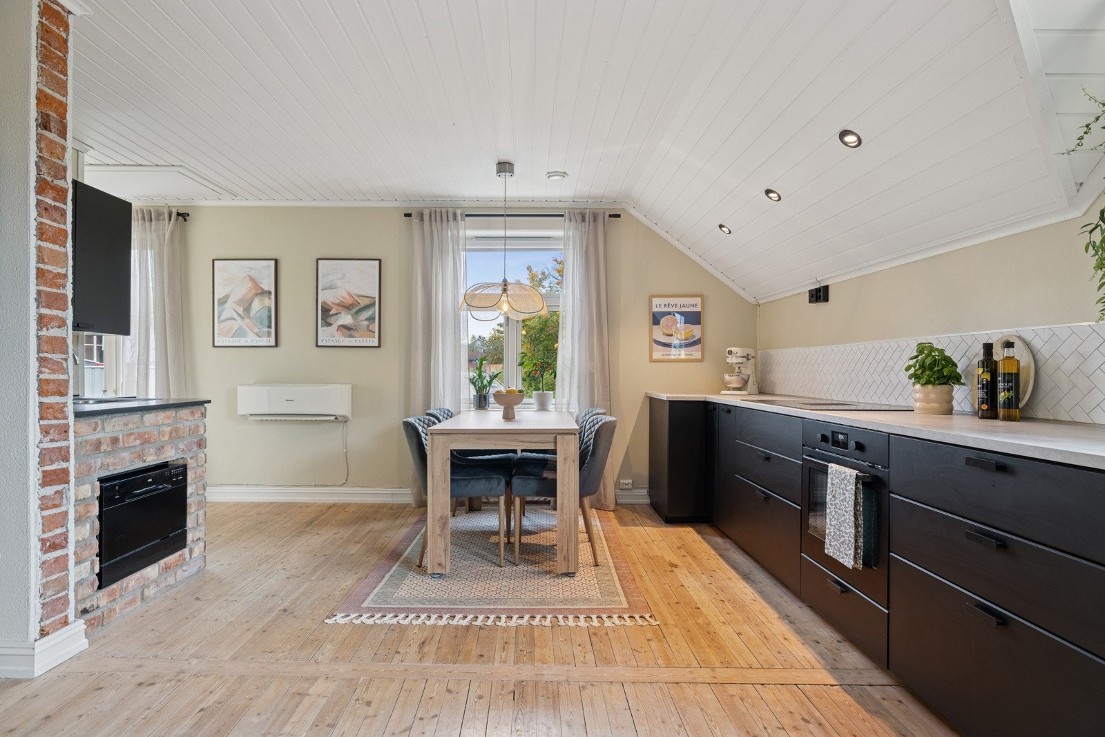 Benkoppvaskmaskin, platetopp med induksjon samt nedfelt ventilator og integrert stekeovn fra 2021. Galleribilde