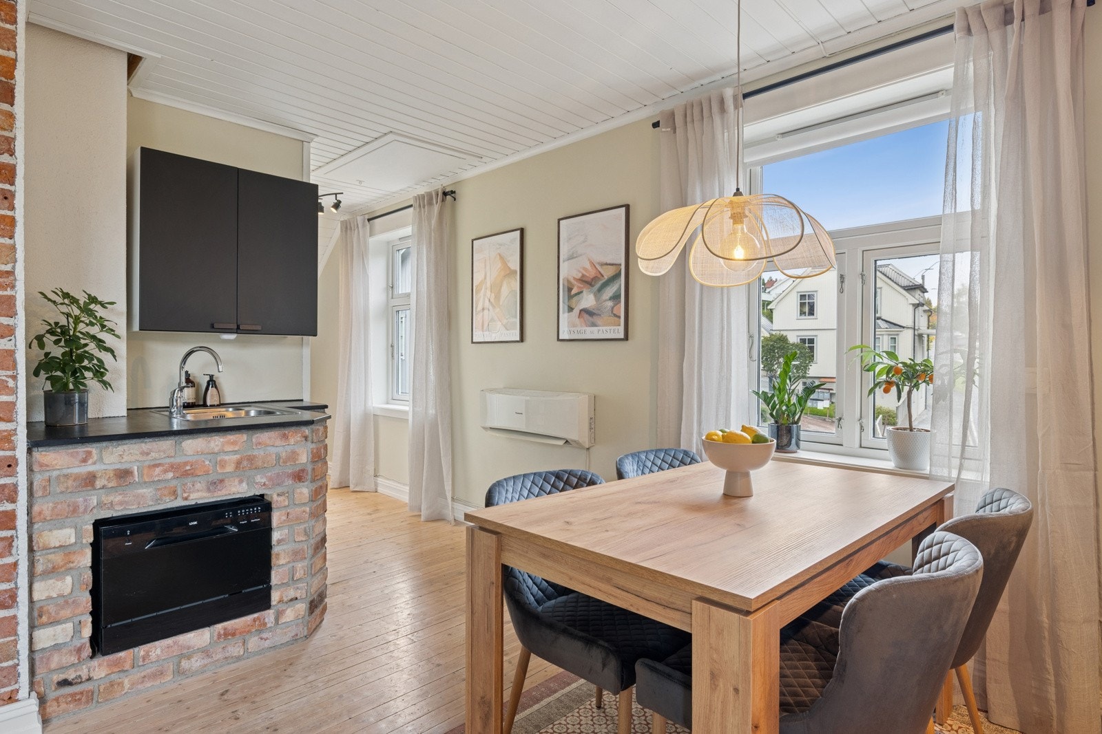 Hyggelig spiseplass ved vinduet med flott lysinnslipp. Galleribilde