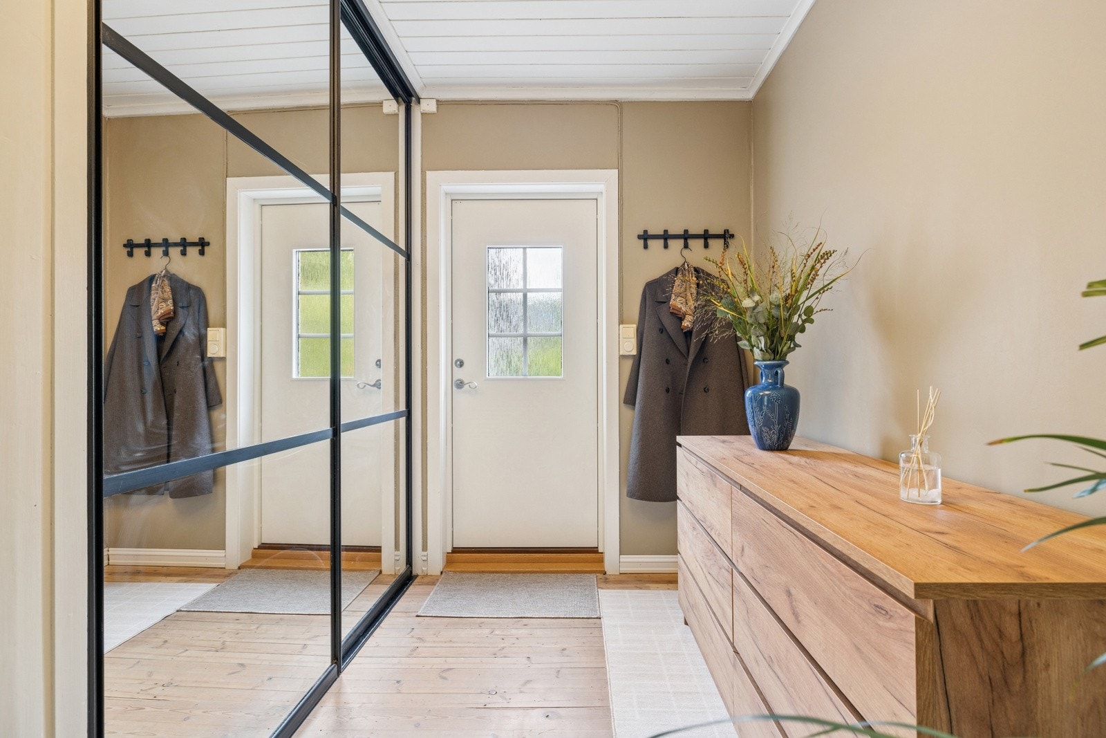 Lys og innbydende entré med god plass til oppbevaring. Galleribilde