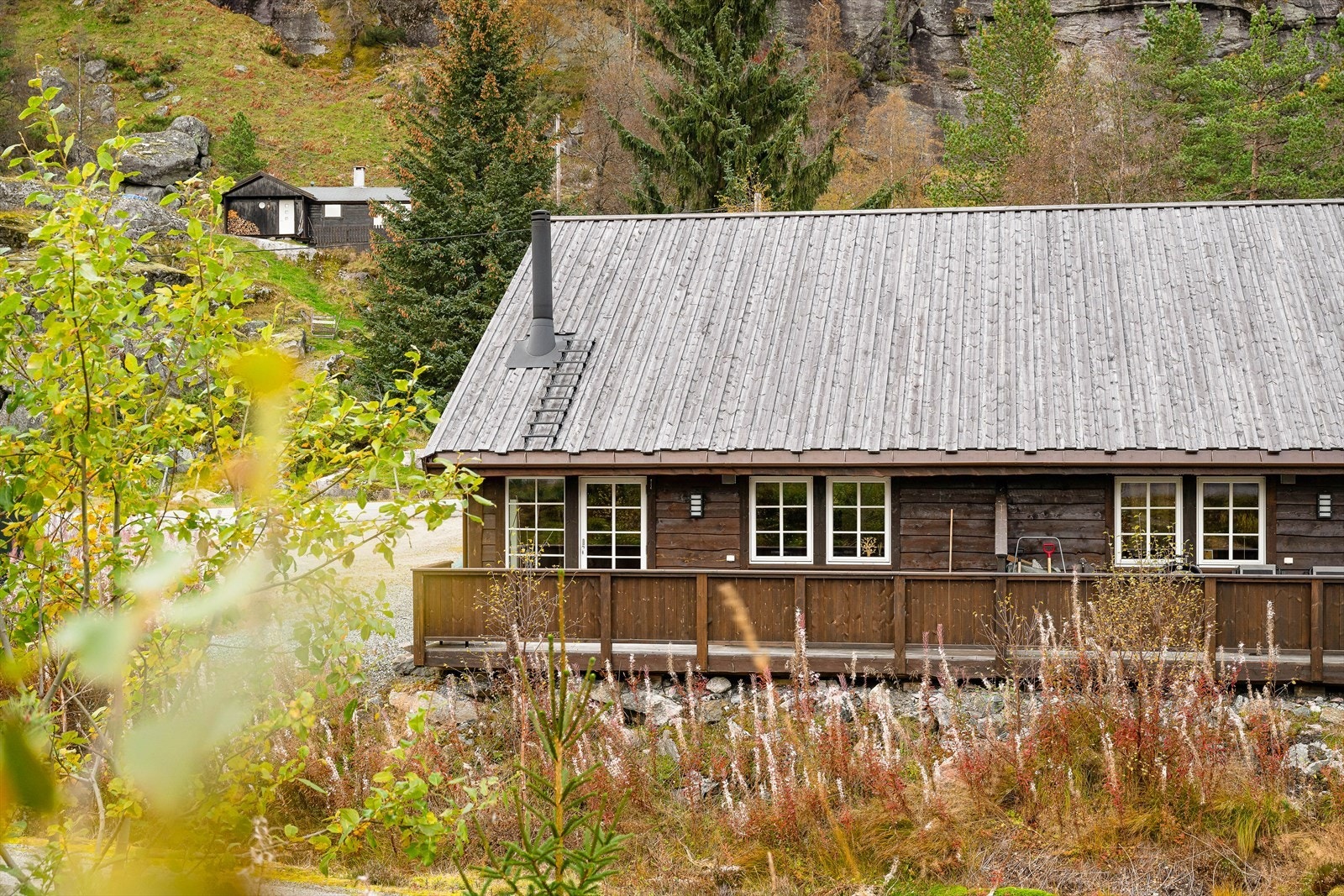 Dan Chruickshank presenterer: Superpraktisk m/2 bad/3 sov, og alt på 1 plan i koselig vertikaldelt hytte. Parker v/døren. Rett i langrennsporet, bading, fisking m.m. Galleribilde