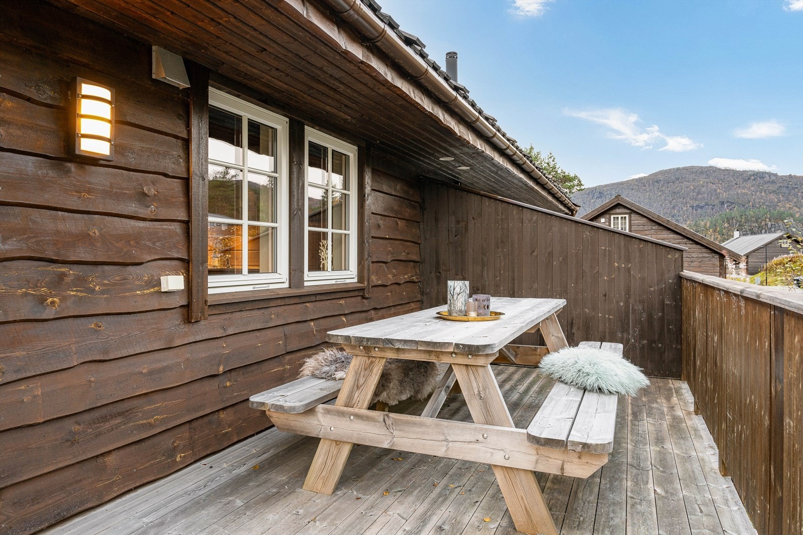 På den romslige terrassen kan hele familien med besøk samles. Her kan du ha bålpannekos og kakao etter skituren. Solrikt og fin natur. Galleribilde