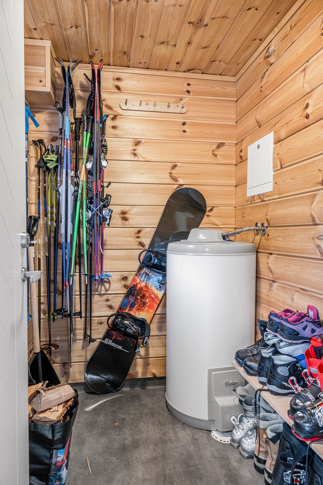Sportsbod er et must for alt av utstyr du trenger på fjellet. Tips til sortering av ski, staver og snowboard i oppheng er: Mira racks. Galleribilde