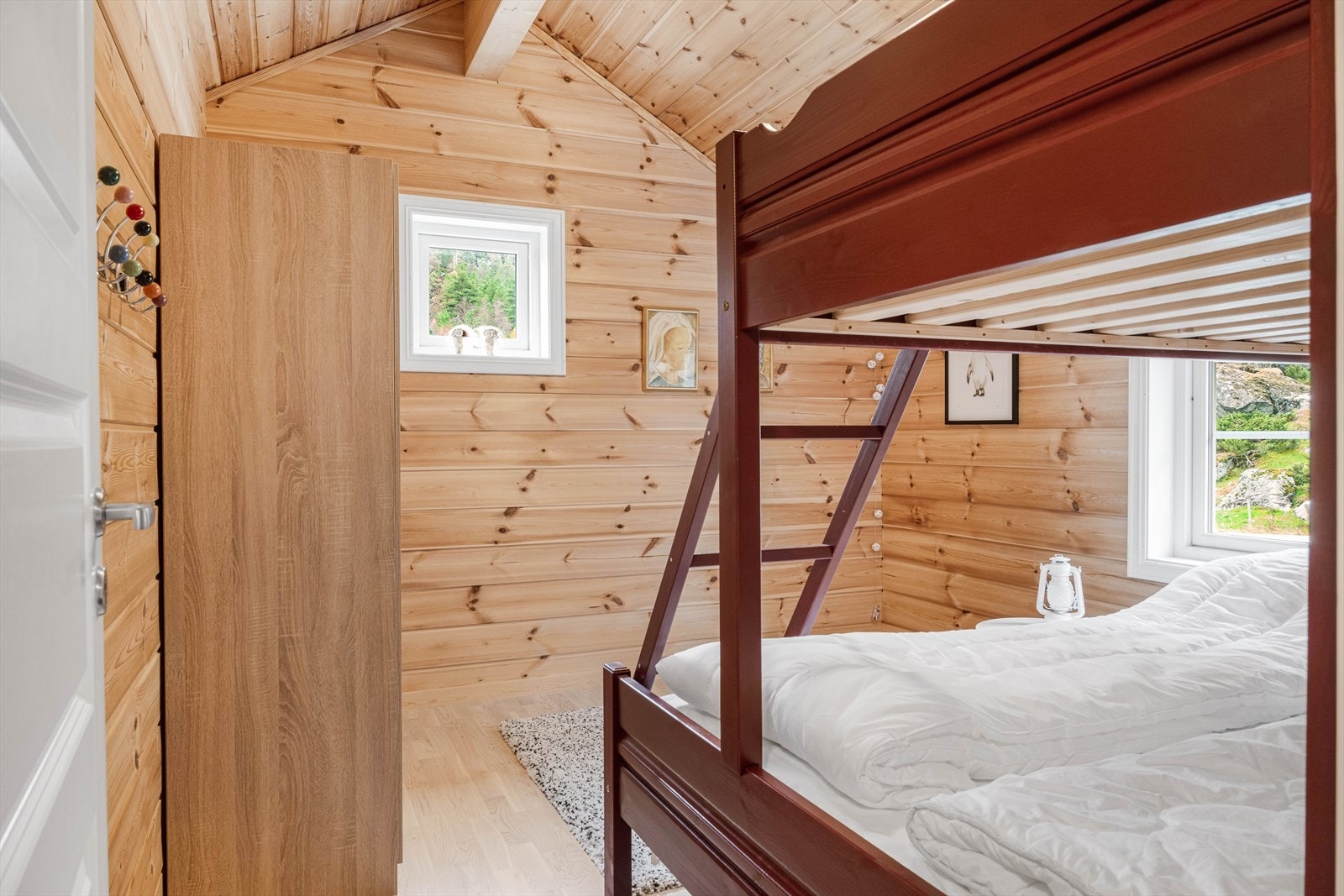 Kombinasjonsrom som tv-stue/gaming i tillegg til soving? 1 av 2 soverom oppe, totalt 3 soverom. En bonusetasje som er perfekt for barna eller gjester. Galleribilde