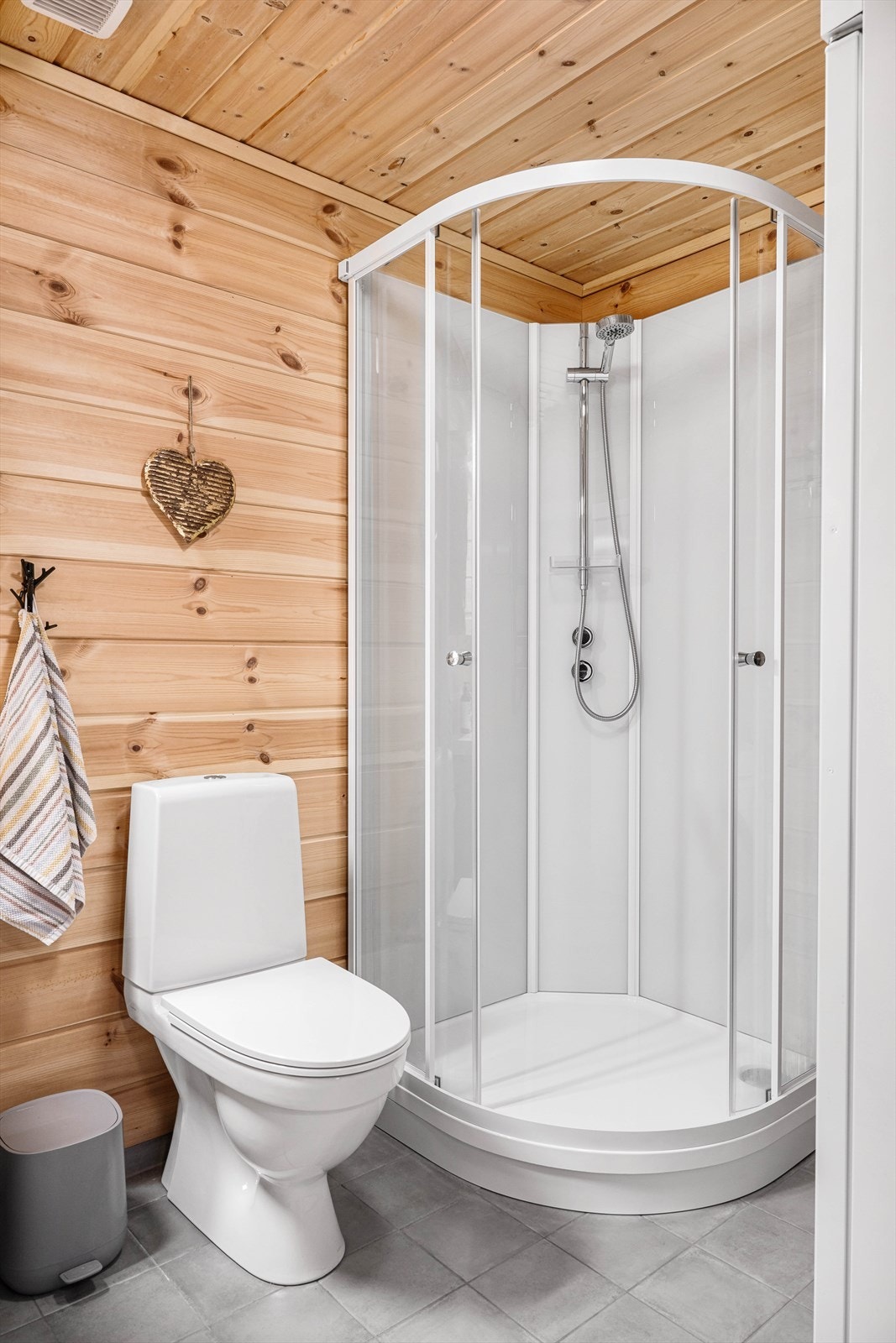 1 av 2 bad. Her med vaskemaskin, tørkeskap og tett dusjkabinett. Speilskap i tillegg til seksjon gir god oppbevaring. Stikkontakt for barbermaskin og tannkosten ved vasken. Galleribilde