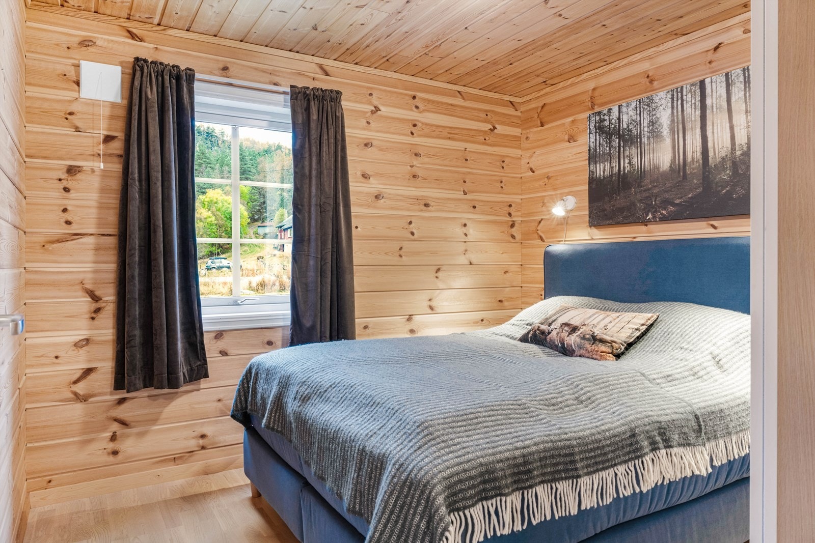 1 av 3 soverom. Alt på 1 plan nede, og to ekstra soverom med eget bad oppe. En perfekt løsning som gir praktisk bruk i de ulike livsfasene. Galleribilde