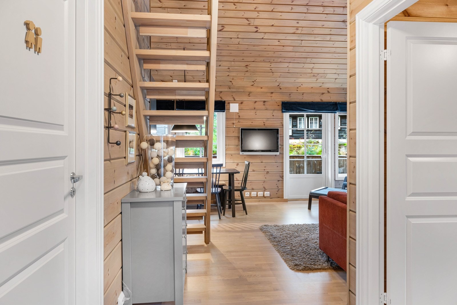 Fra inngangsparti mot stuen har du plass til ekstra kommode og oppbevaring. Galleribilde