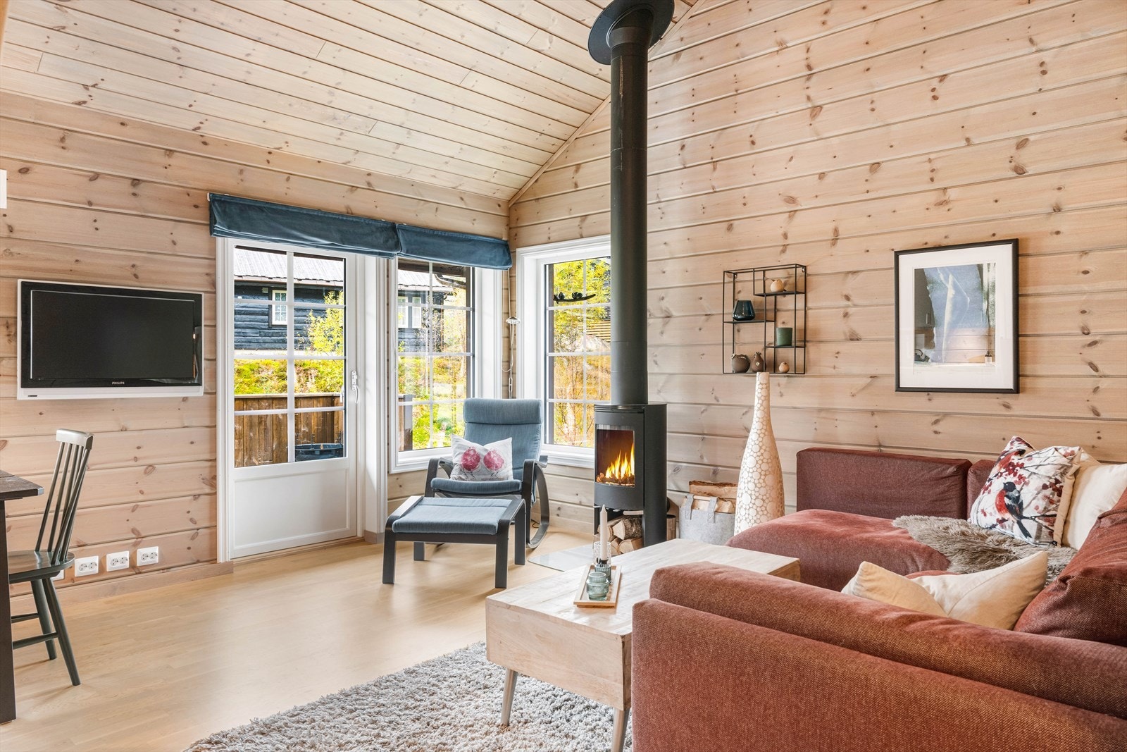 Rett ut på egen terrasse med gode solforhold og bålpannekos etter skituren. Plass til besøk og samling. Galleribilde