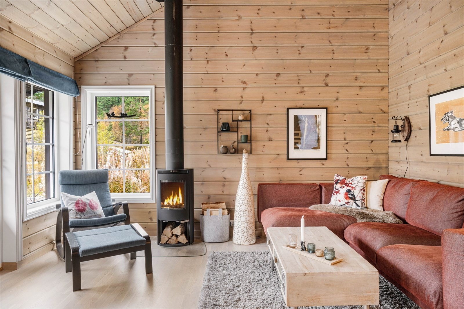 Møblering i stuen for både sofagruppe og godstol, i tillegg til spisestue mot kjøkken. Komplette forhold for at alle skal kose seg og samles. Galleribilde