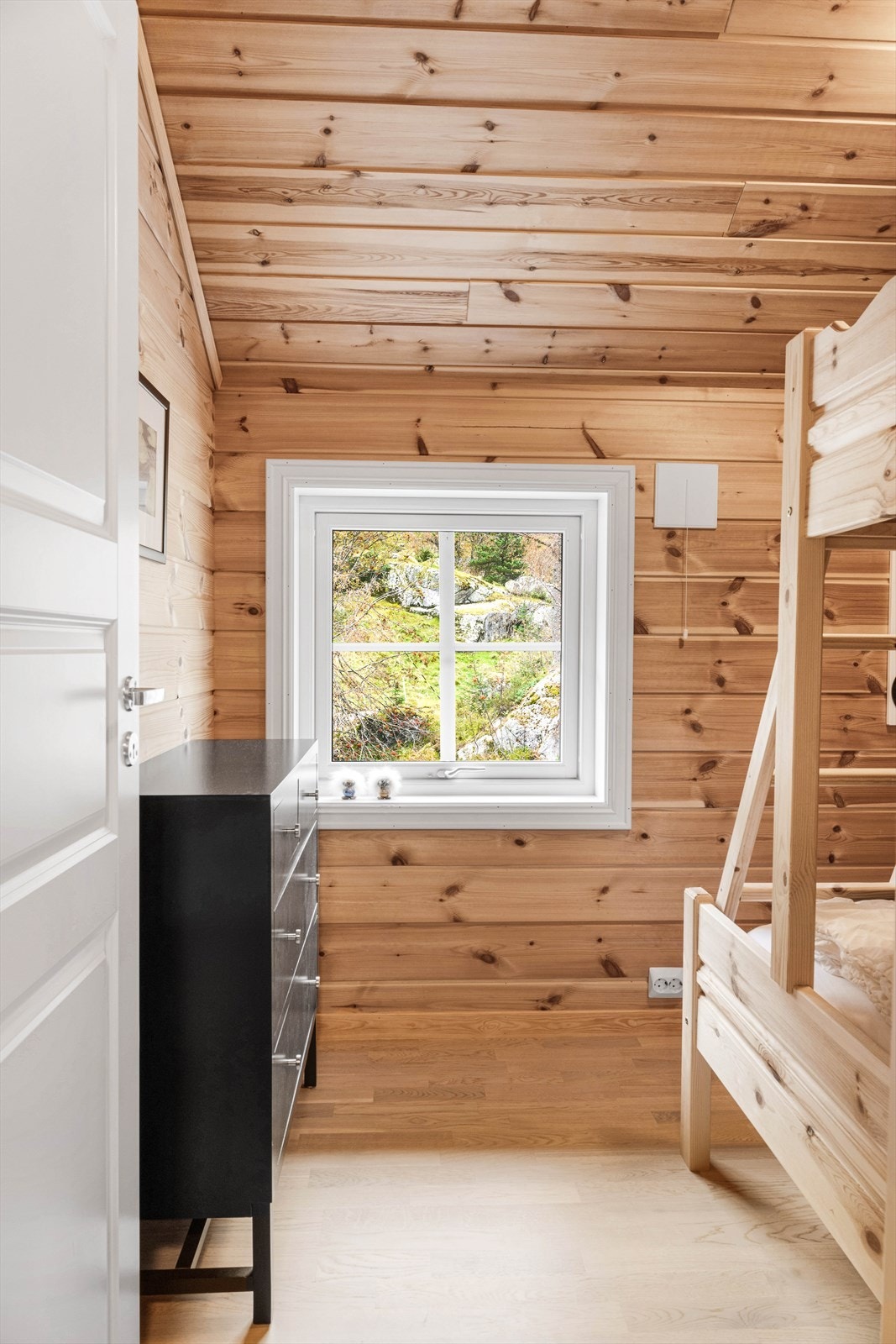 1 av 2 soverom oppe, totalt 3 soverom. En bonusetasje som er perfekt for barna eller gjester. Galleribilde