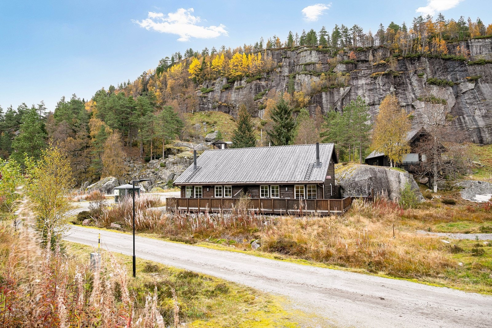 Enkel tilkomst og rett i skisporet. Parker ved døren. Et moderne hyttefelt med fin avstand mellom hyttene. Galleribilde