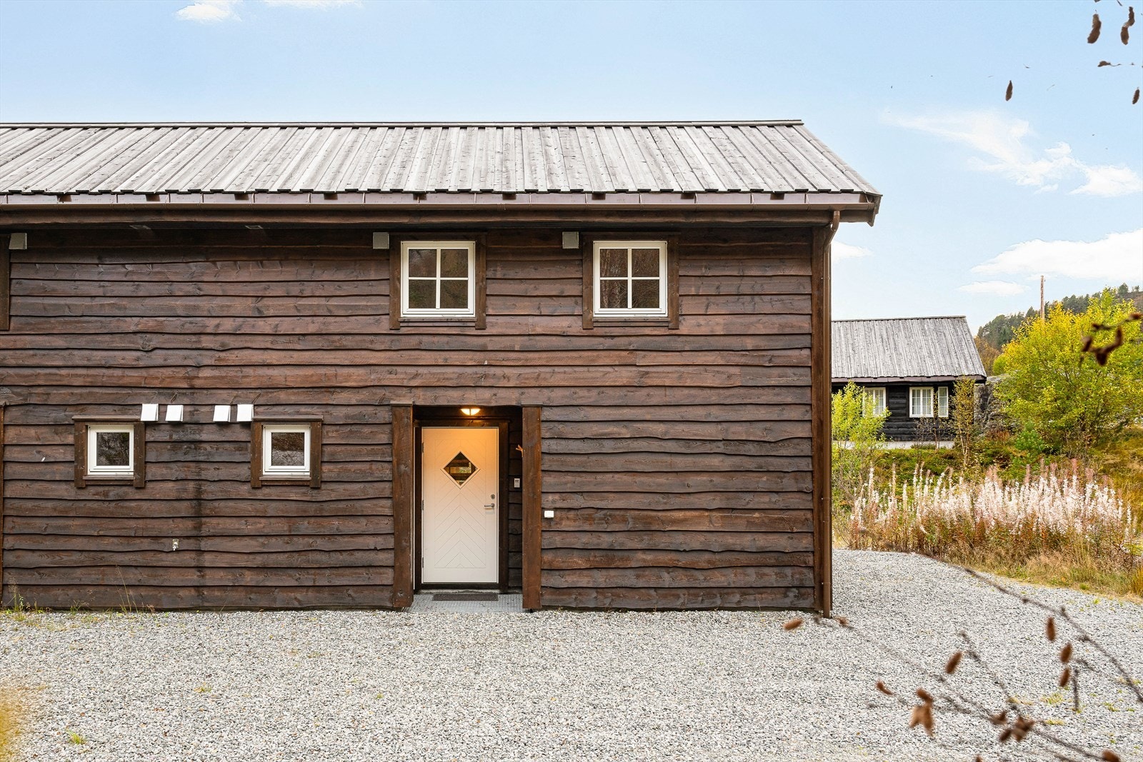 Takoverbygget inngangsparti for enkel tilkomst også til sportsboden. Enkel tilkomst og rett i skisporet. Parker ved døren. Et moderne hyttefelt med fin avstand mellom hyttene. Galleribilde