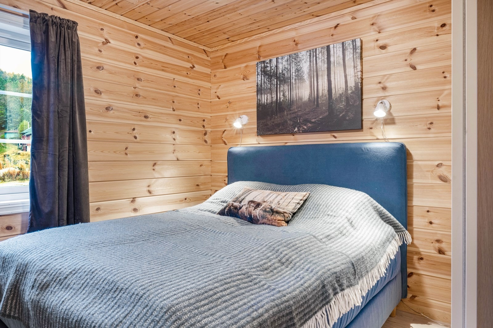 1 av 3 soverom. Alt på 1 plan nede, og to ekstra soverom med eget bad oppe. En perfekt løsning som gir praktisk bruk i de ulike livsfasene. Galleribilde