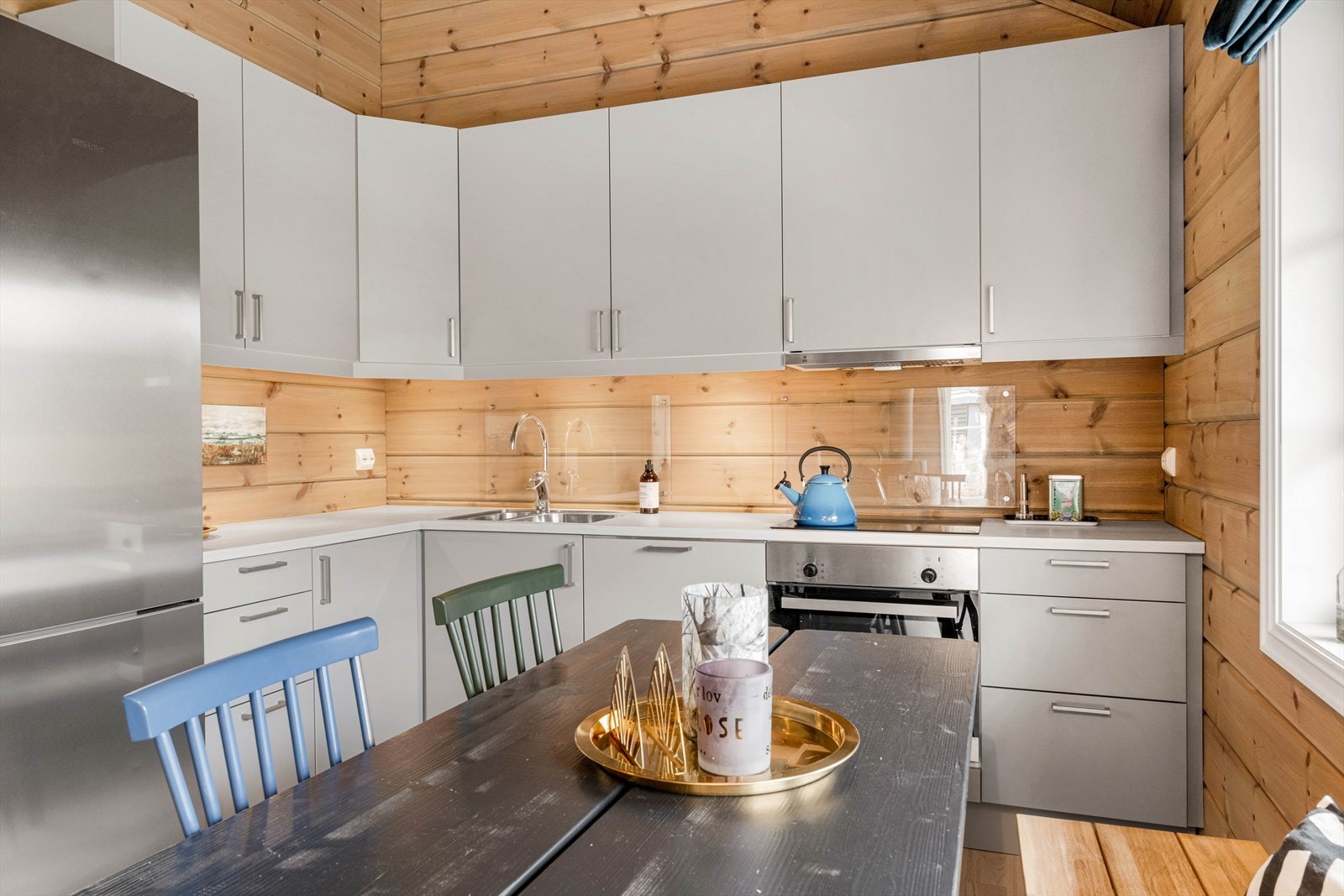 Godt med skapplass og tidløs utførelse i rolig grå. Et kjøkken som står seg i tiden, og hvor du enkelt kan tilføre eget interiør. Galleribilde